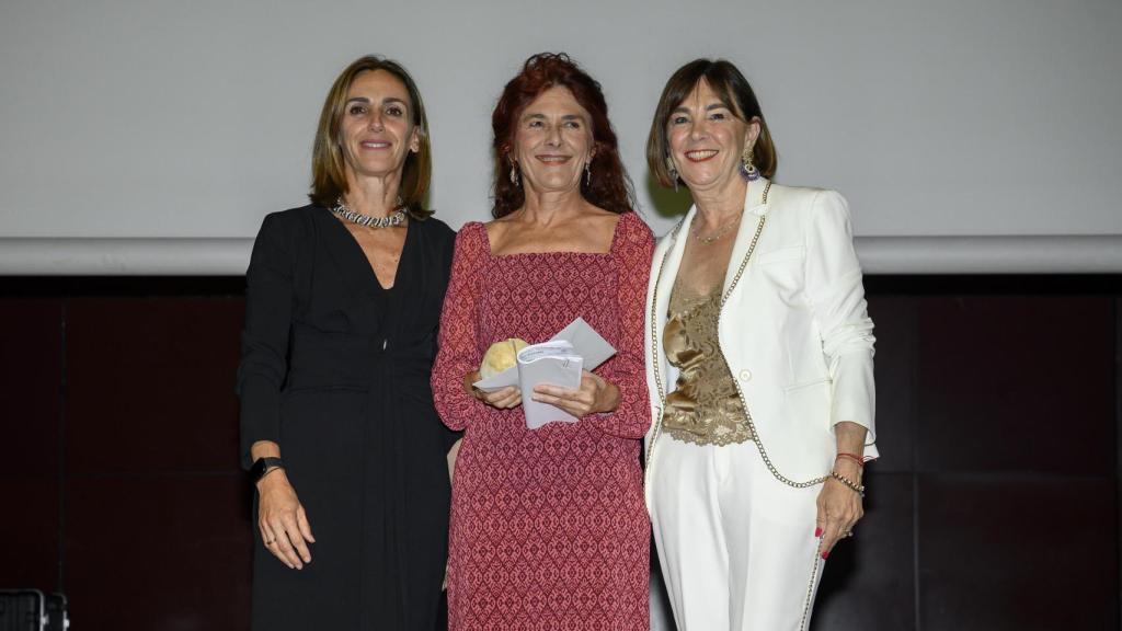 María Teresa Vicente recoge el Premio Internacional Optimistas Comprometidos de la mano de Isabel Rivadulla y Charo Izquierdo.