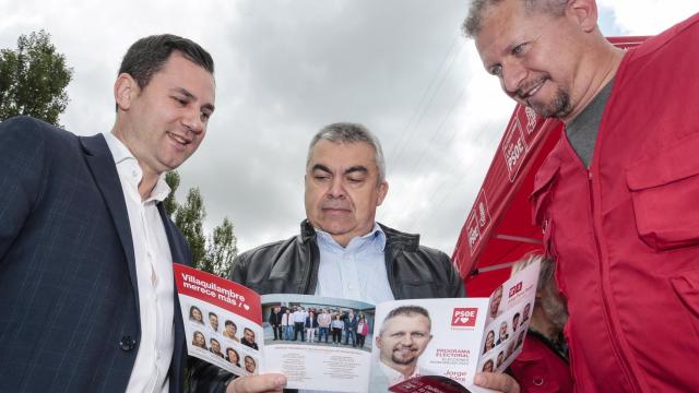 Santos Cerdán junto al secretario provincial del PSOE León, Alfonso Cendón, y el alcalde de Villaquilambre, Jorge Pérez.