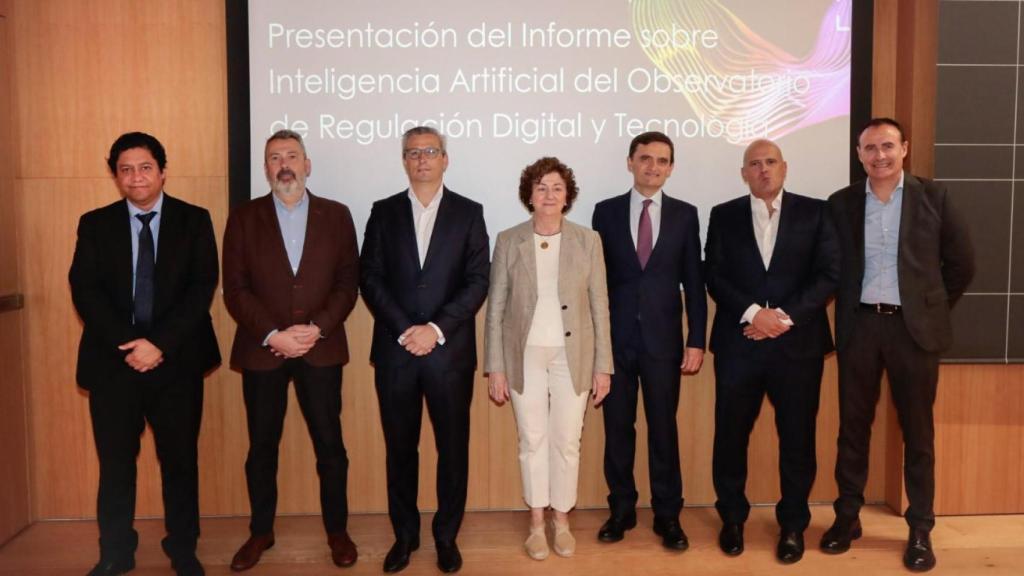 (Izq a decha): Juan Carlos Hernández, profesor titular de Derecho Administrativo de la Universidad de Navarra, Julio Roche, Director de Deloitte, Javier Echániz, socio de Deloitte, Mercedes Galán, decana de la facultad de Derecho de la Universidad de Navarra, Eduardo Valpuesta, catedrático de Derecho Mercantil de la Universidad de Navarra, Rodrigo González, socio de Deloitte Legal, y Manel Carpio, socio de Deloitte. Foto: