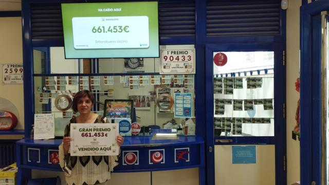 Cristina con el cartel del gran premio