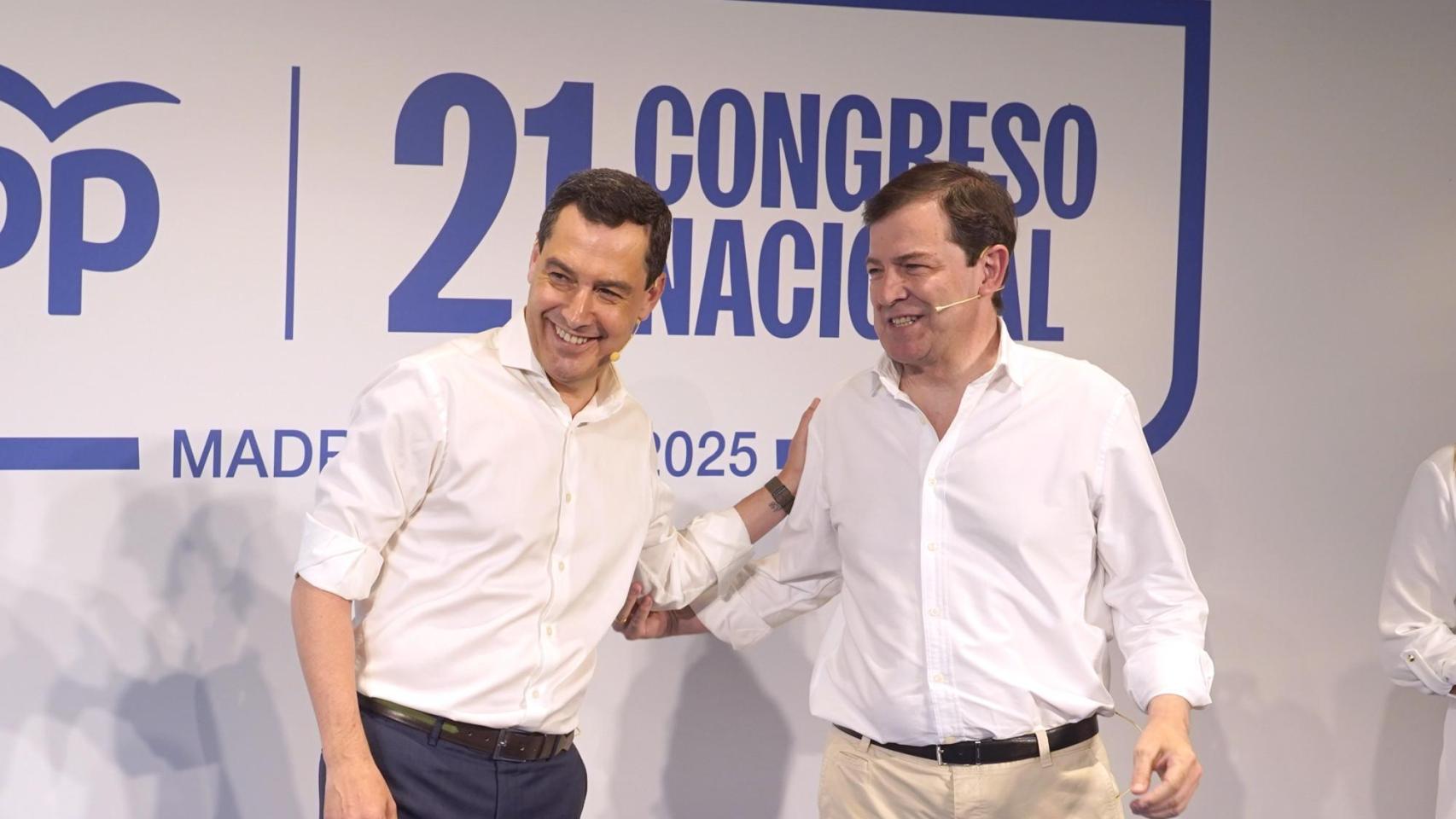 El presidente de la Junta de Andalucía, Juan Manuel Moreno, y el presidente de la Junta de Castilla y León, Alfonso Fernández Mañueco, durante la presentación de la ponencia política del XXI Congreso Nacional del PP, este martes en Sevilla