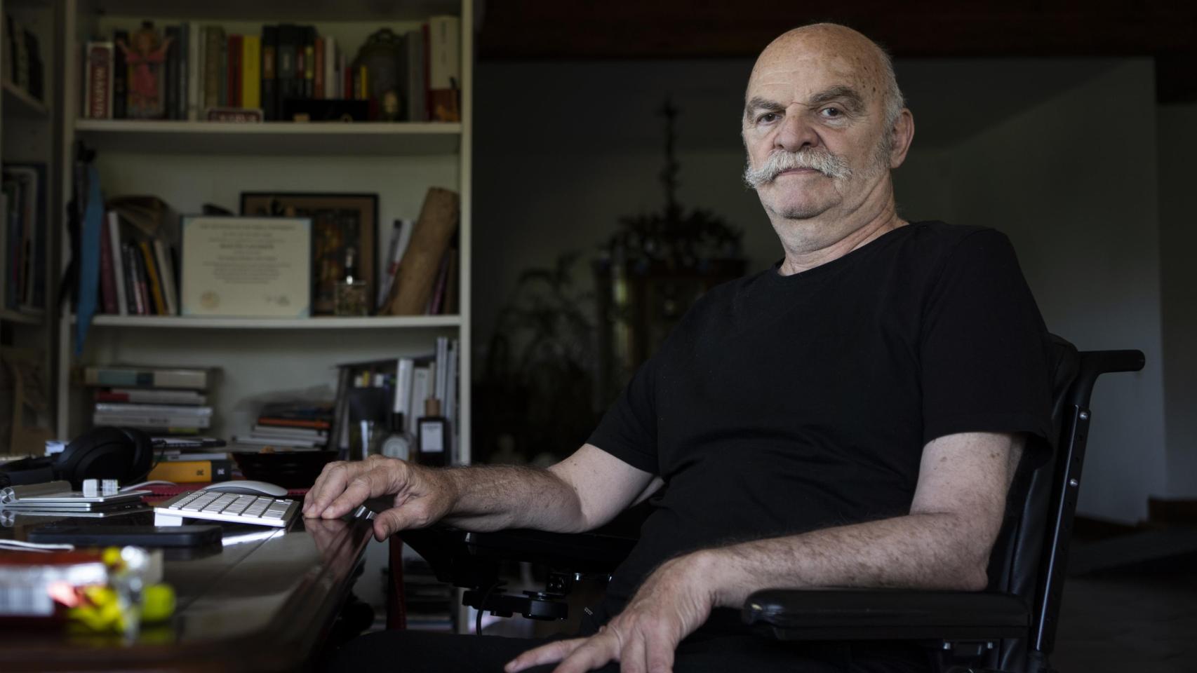 Martín Caparrós en su casa de Torrelodones (Madrid)