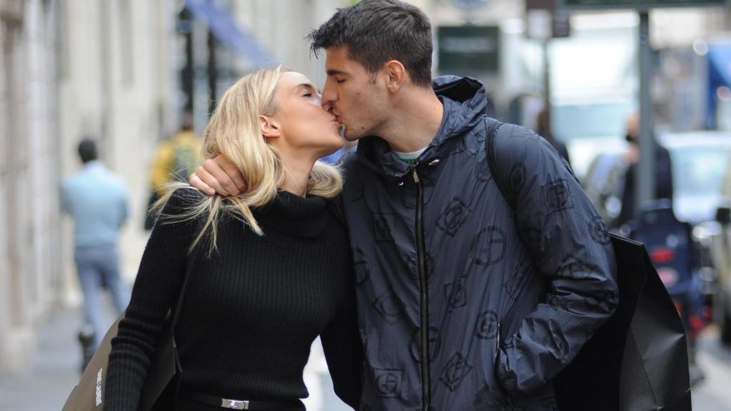 Alice Campello y Álvaro Morata en las calles de Milán en 2022.