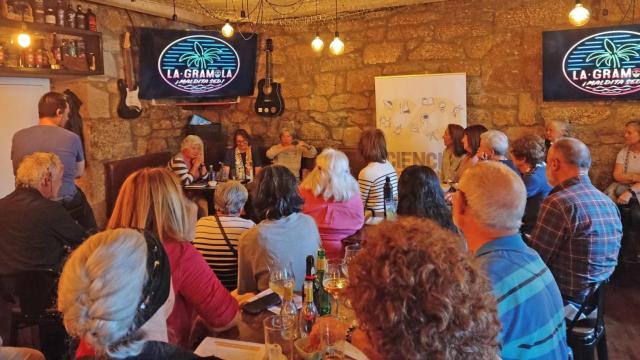 Charlas con sabor a café y ciencia: el alumnado sénior de la UVigo lleva el conocimiento a las cafeterías