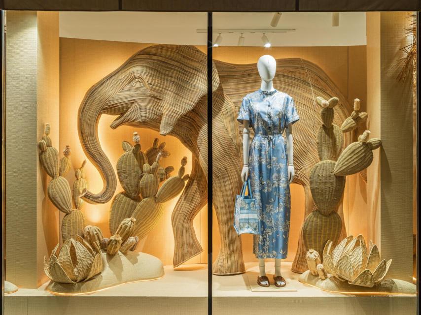 La selva y el icónico estampado de Dior se funden en la 'pop-up' veraniega de la 'maison'.