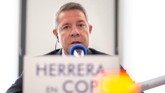 Emiliano García-Page, durante una entrevista radiofónica en la Cadena COPE.