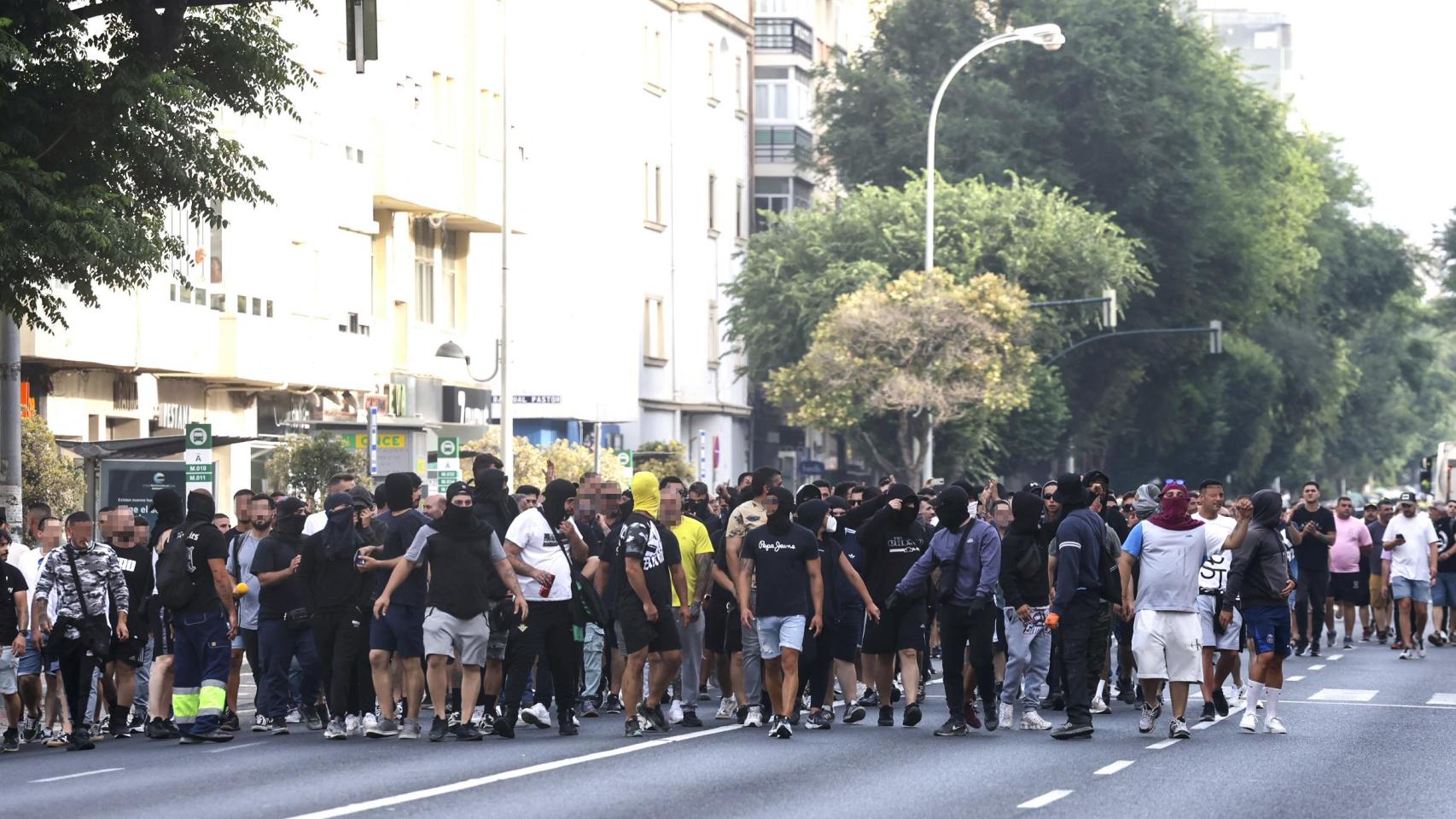 Trabajadores del metal se manifiestan este miércoles en una avenida de Cádiz.