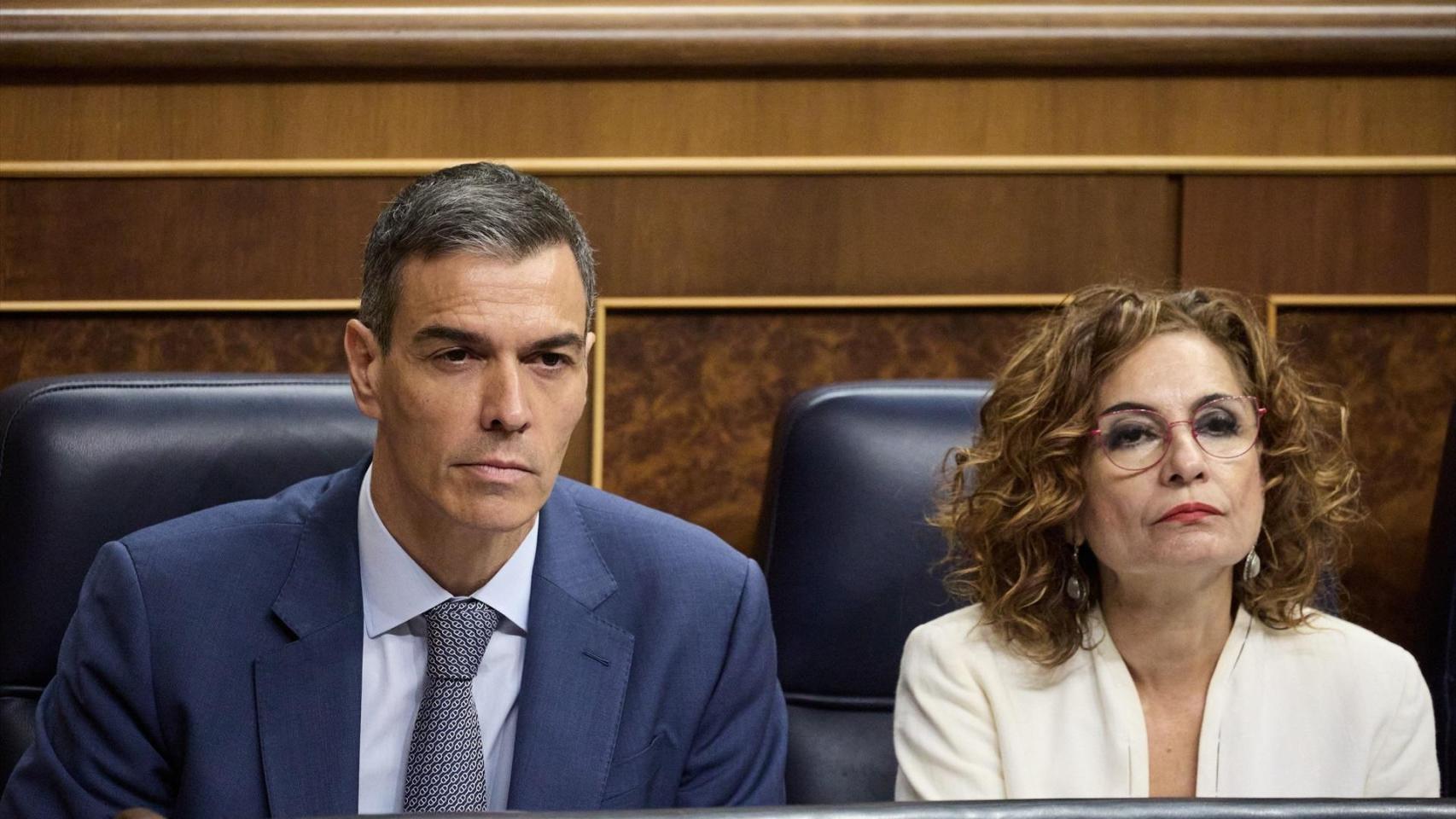 El presidente, Pedro Sánchez y la vicepresidenta primera y ministra de Hacienda, María Jesús Montero, este miércoles en el Congreso.