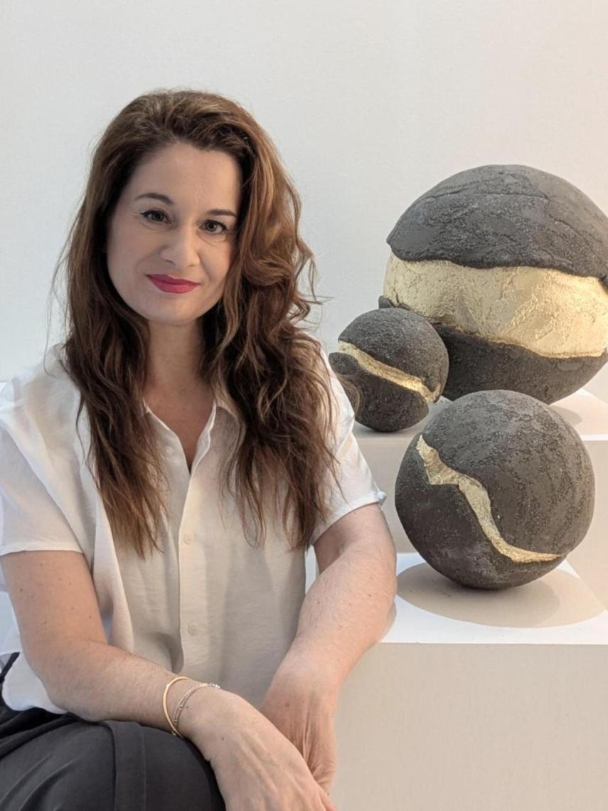 Ana Melo con obra de Ana Iturrate.