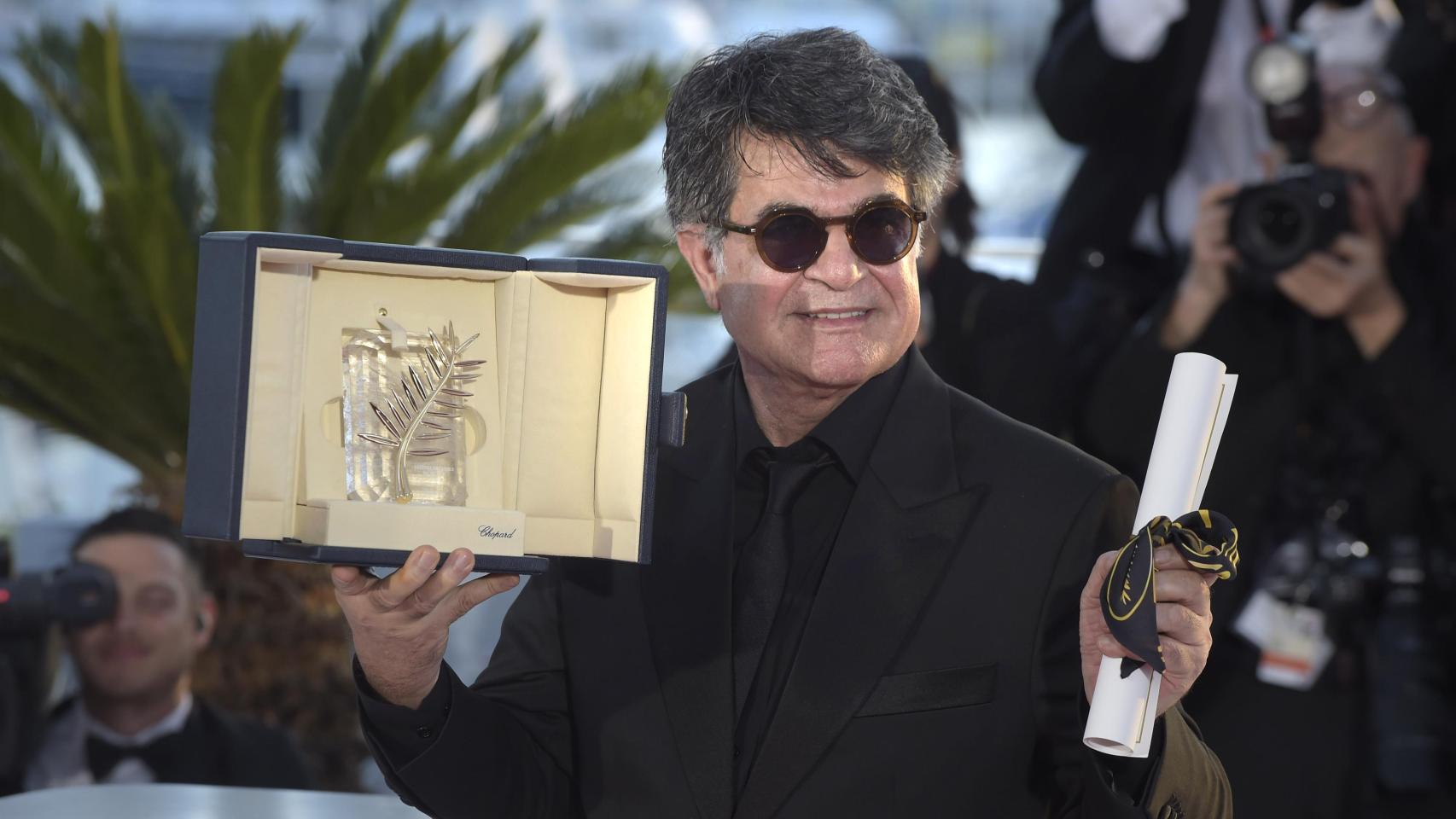 El director Jafar Panahi muestra la Palma de Oro del Festival de Cannes. Foto: Stefano Spaziani / Europa Press