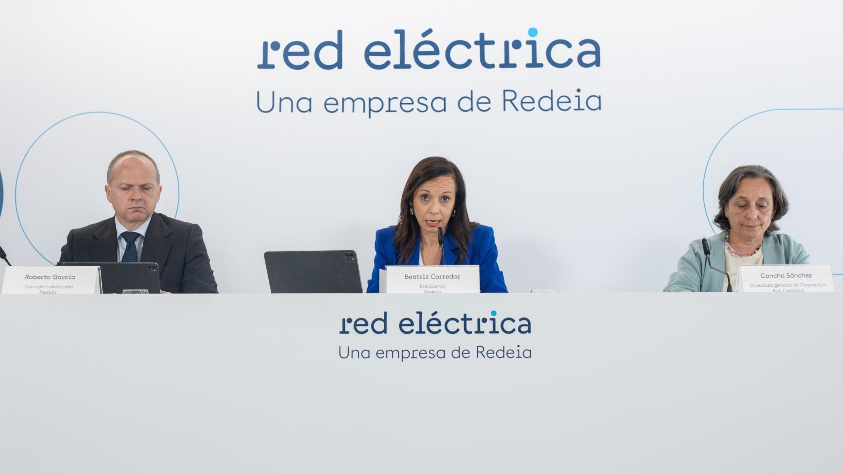 La presidenta no ejecutiva de Redeia, Beatriz Corredor; el CEO de Redeia, Roberto García Merino, y la directora general de Operación de Red Eléctrica, Concha Sánchez, este miércoles.
