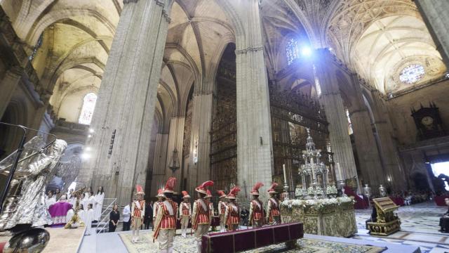 Los seises bailan delante de la Custodia de Arfe en el Corpus Christi 2022.