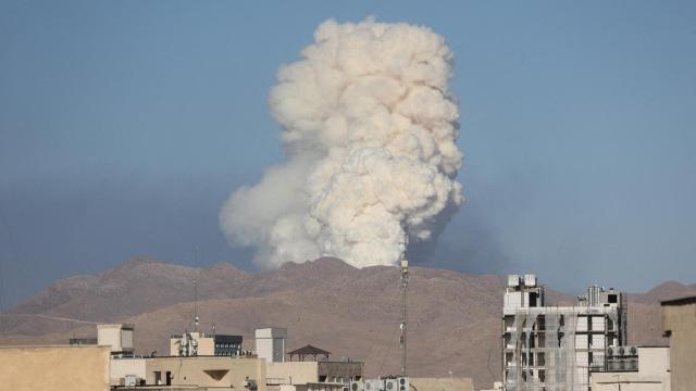 El humo se eleva tras un ataque israelí en Teherán, Irán, el 18 de junio de 2025