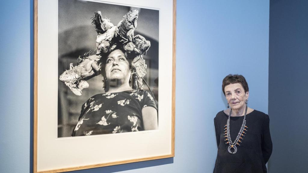 Graciela Iturbide frente a su famosa fotografía La señora de las iguanas. Foto: Rodrigo Mínguez