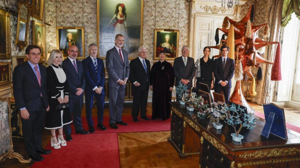 El rey Felipe VI conociendo la exposición de Joana Vasconcelos en el Palacio de Liria. En la imagen también aparece el duque de Alba y los duques de Huéscar.