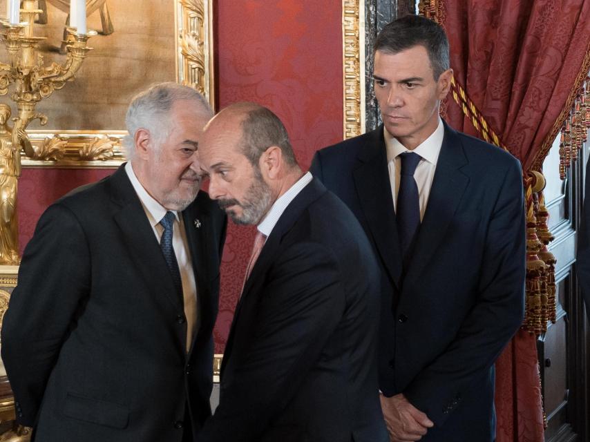 Cándido Conde-Pumpido, presidente del TC; Pedro Rollán, presidente del Senado; y Pedro Sánchez, presidente del Gobierno, en el acto de los 40 años de la firma del tratado de Adhesión a la UE.