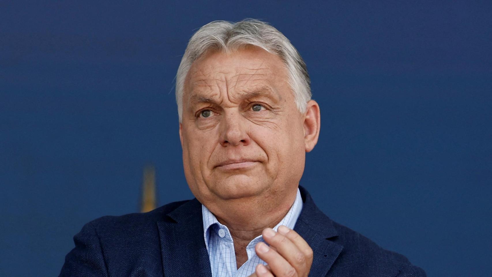 El primer ministro húngaro, Viktor Orbán, aplaude sobre el escenario durante la Fiesta de la Victoria (Fête de la Victoire) en Mormant-sur-Vernisson, en el departamento de Loiret, Francia, el 9 de junio de 2025.