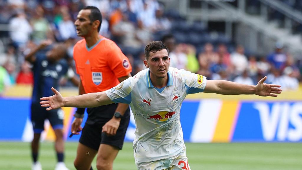 Gloukh, del Salzburgo, celebra un gol contra Pachuca en el Mundial de Clubes
