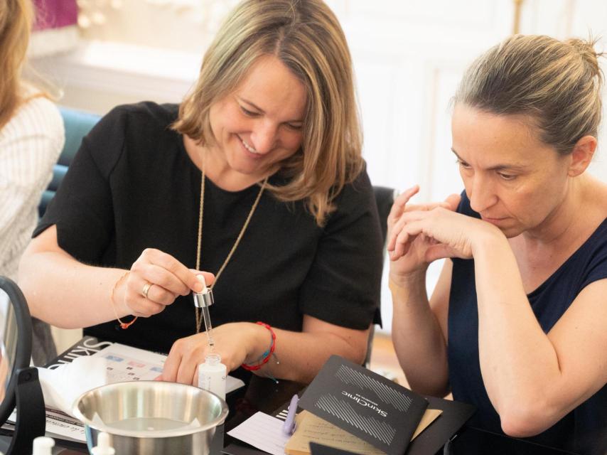 Asistentas aplicándose los productos de SkinClinic.