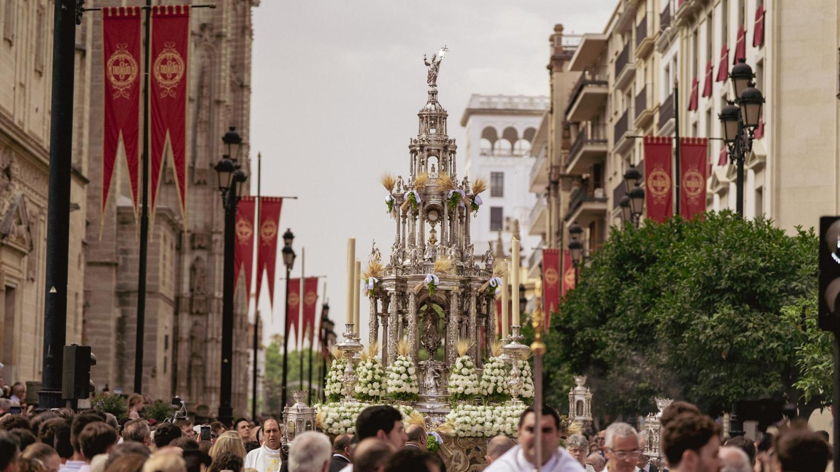 Sevilla celebra el Corpus con la Custodia con costaleros por primera vez en un siglo