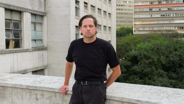 El escritor y periodista Vincent Bevins durante una sesión fotográfica.