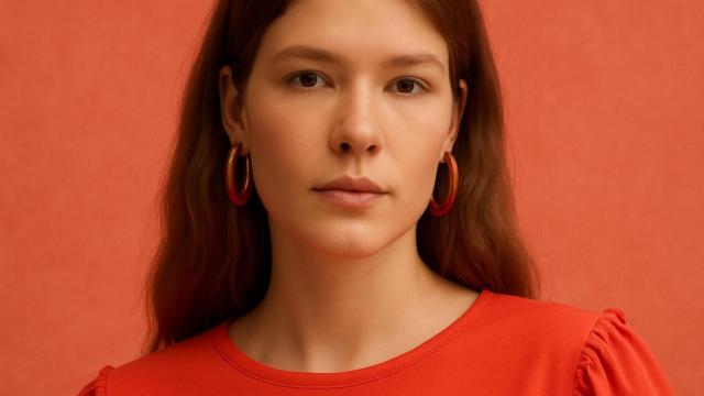 Modelo con la camiseta.