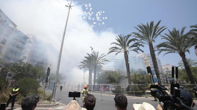 El humo de la mascletà inunda la plaza de Luceros este jueves.