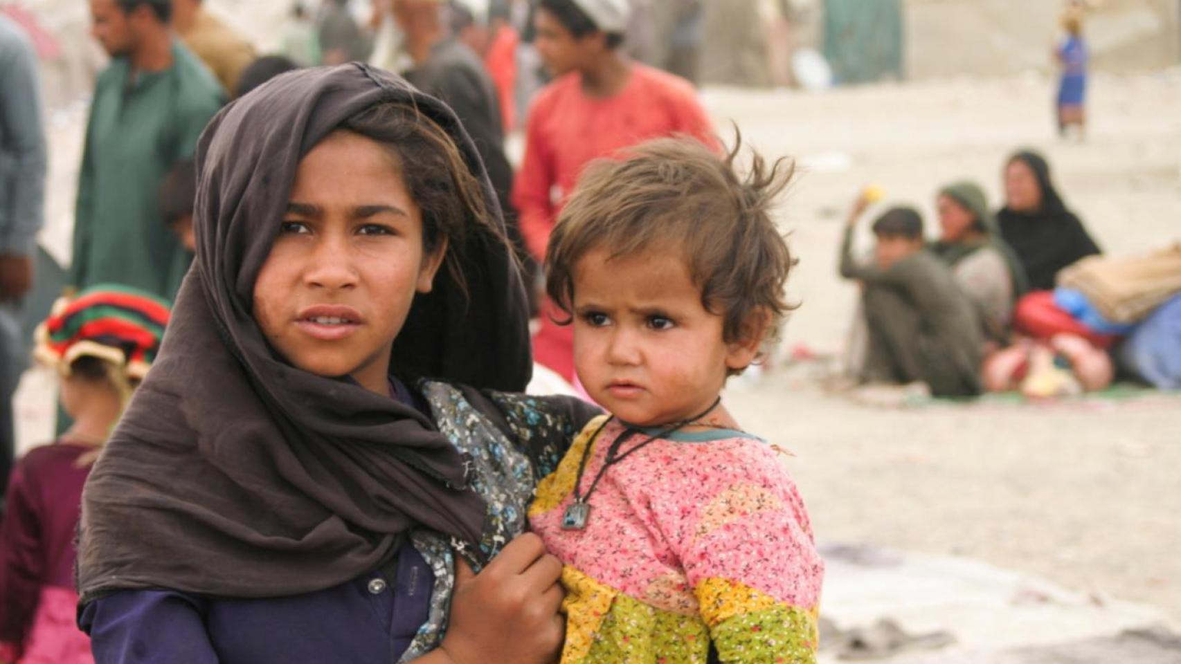 Familias que llegaron de Afganistán se refugian con sus pertenencias en la ciudad fronteriza entre Pakistán y Afganistán de Chaman, Pakistán, el 2 de septiembre de 2021.