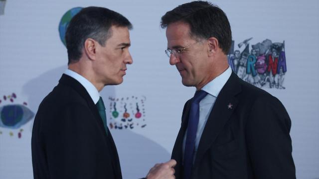 Pedro Sánchez conversa con Mark Rutte.