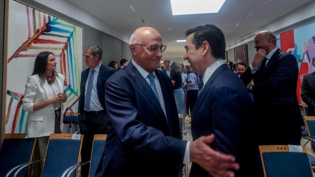 Josep Oliu y Carlos Torres se saludan en un foro (imagen de archivo).