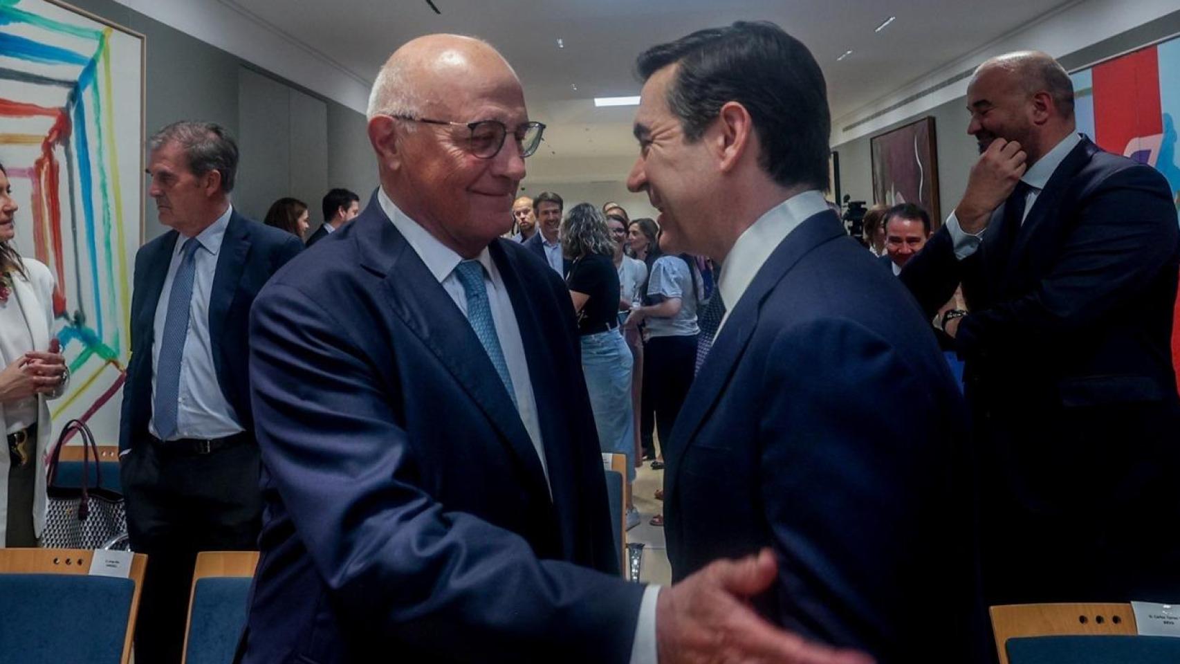 Carlos Torres y Josep Oliu en una imagen de archivo.