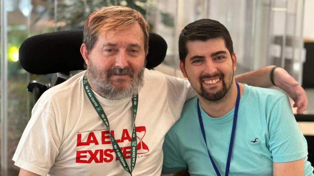 Juanan, a la derecha de la imagen, junto a Miguel Ángel Camacho, también paciente de ELA.