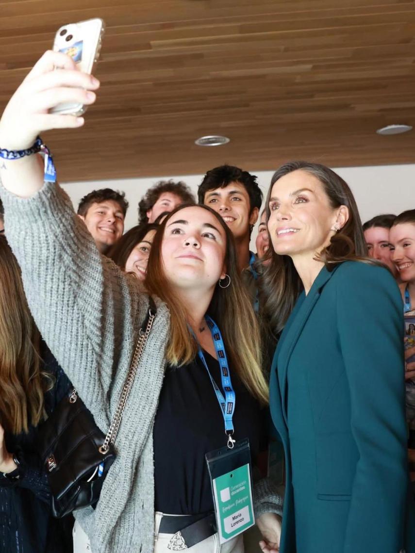 La reina Letizia haciéndose un 'selfie' en un acto en León el pasado abril.