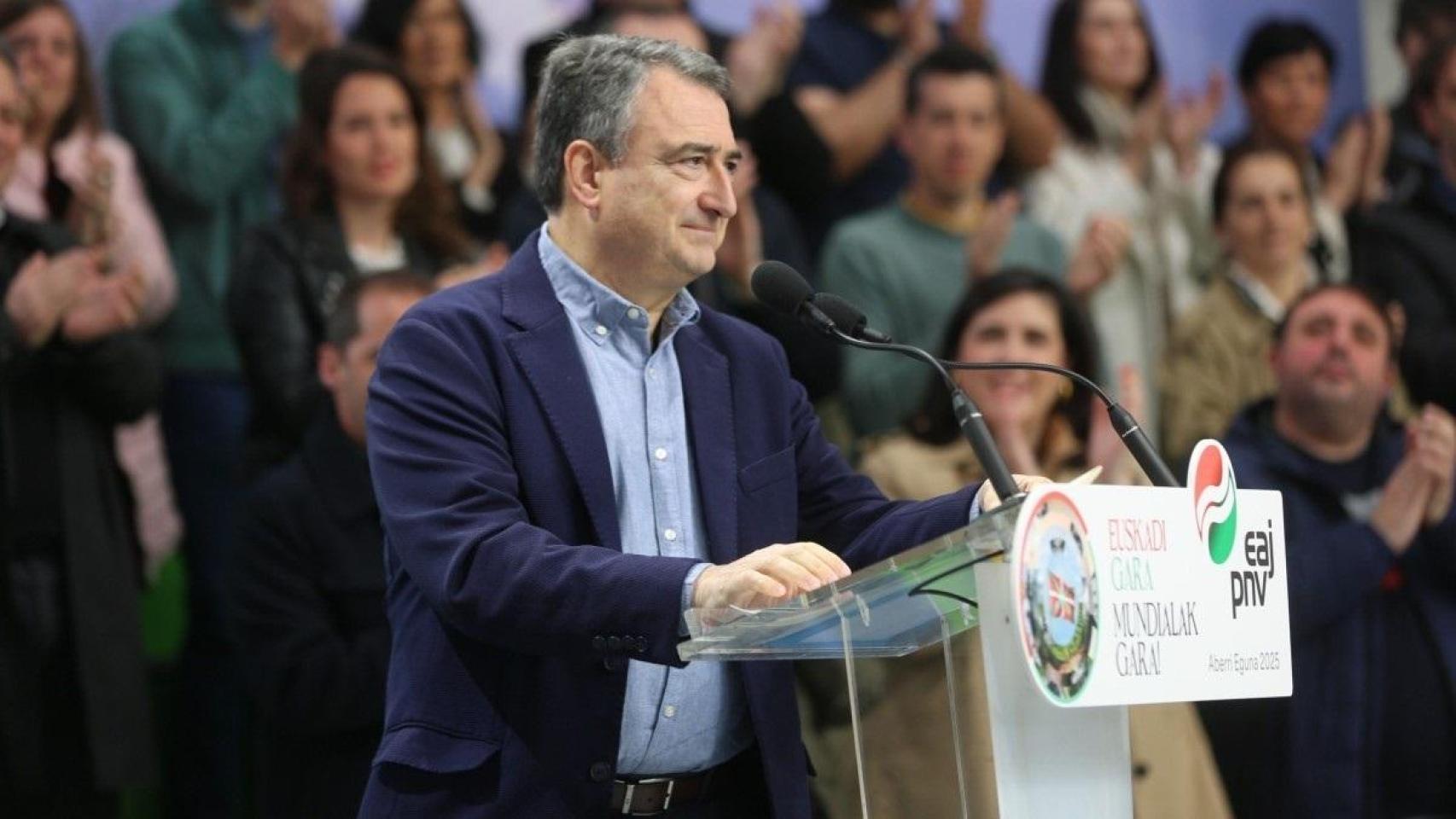 Aitor Esteban, presidente del PNV, en un acto político de los nacionalistas vascos.