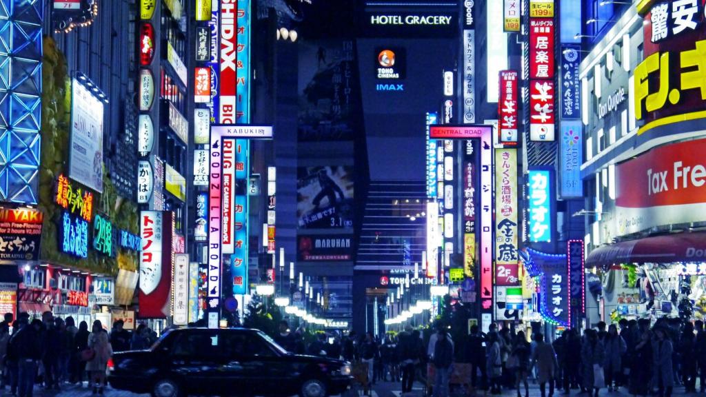 Las llamativas luces de neon de Shinjuku marcan la esencia del distrito japonés.
