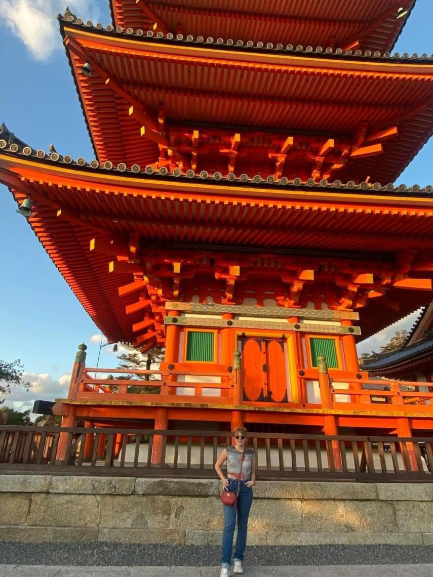 Rocío Naranjo posando delante de una pagoda en Tokio.