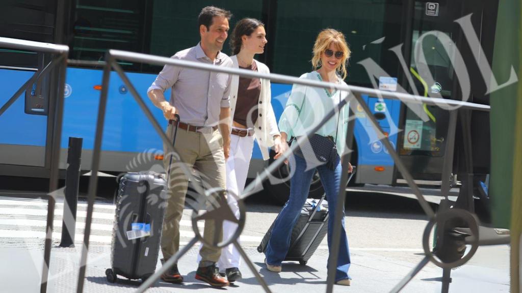 Emma García, junto a su marido, Aitor Senar, y su hija Uxue.