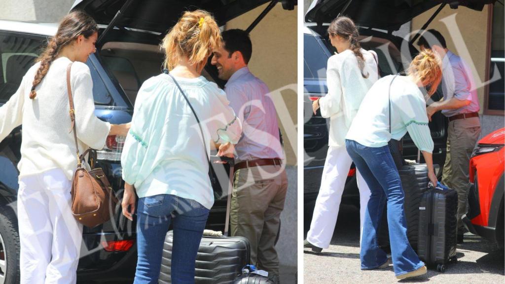 Emma García, muy solícita, ayuda a guardar las maletas de su hija en el coche familiar.