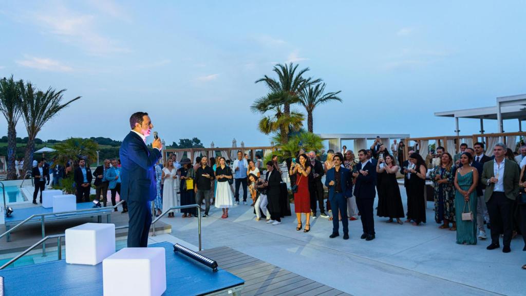 Juan Losada, director de Fairmont La Hacienda, pronunciando unas palabras en la fiesta de inauguración.