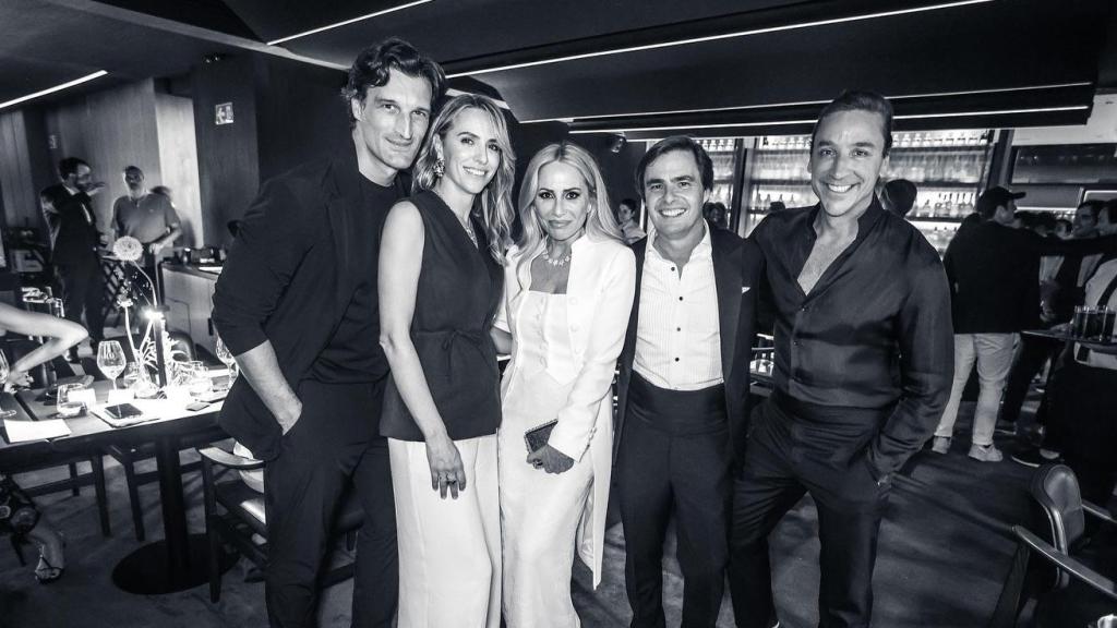 Rafael Medina y su mujer, Laura Vecino, en la fiesta inaugural de MR. AB en Madrid, junto a amigos como Marta Sánchez.