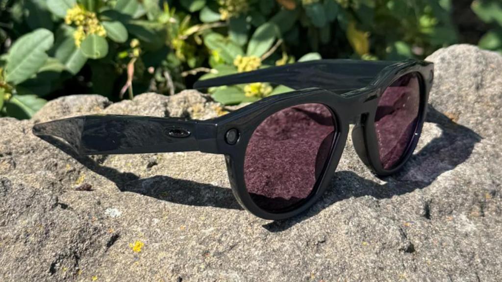 Las gafas inteligentes de Oakley y Meta en color negro.