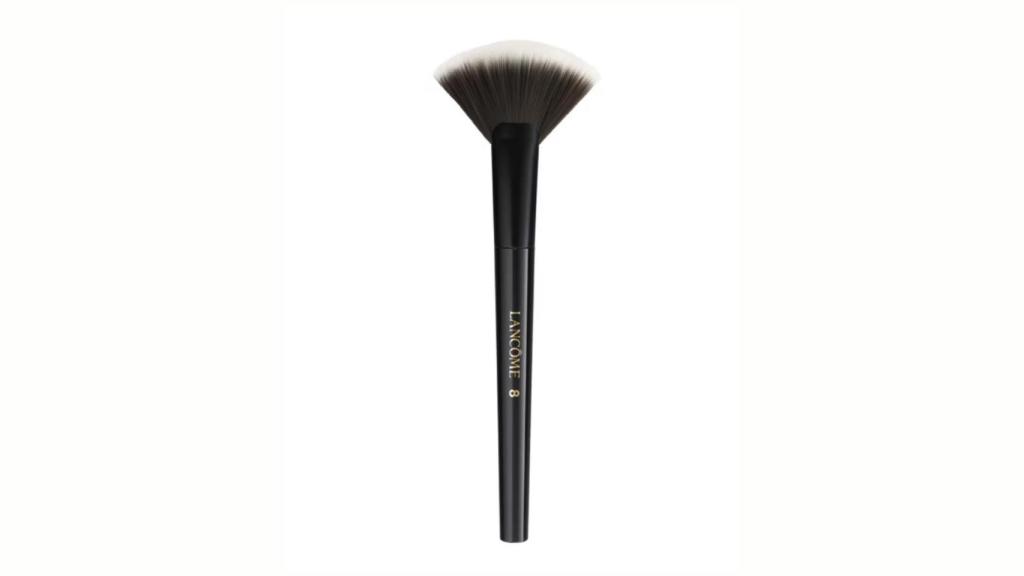Brocha tipo abanico Fun Brush 8 de Lancôme.