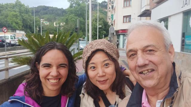 Jacqueline Zhang junto a otros peregrinos.