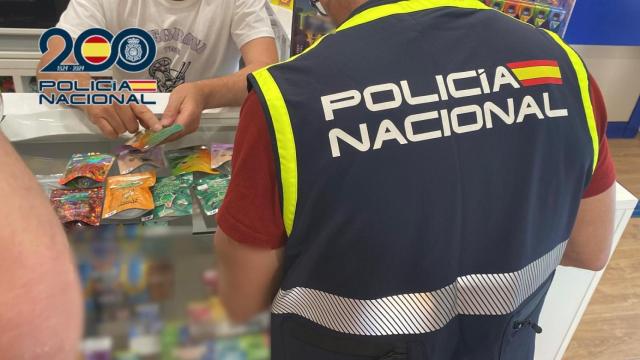 La Policía Nacional inspecciona las bolsas de CBD falsas