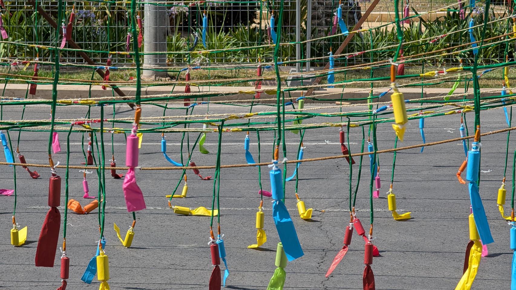 La colorida instalación de la pólvora para una mascletà en Luceros.