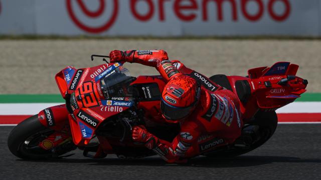 Marc Márquez traza un viraje con su Ducati Desmosedici GP25, en el circuito de Mugello.