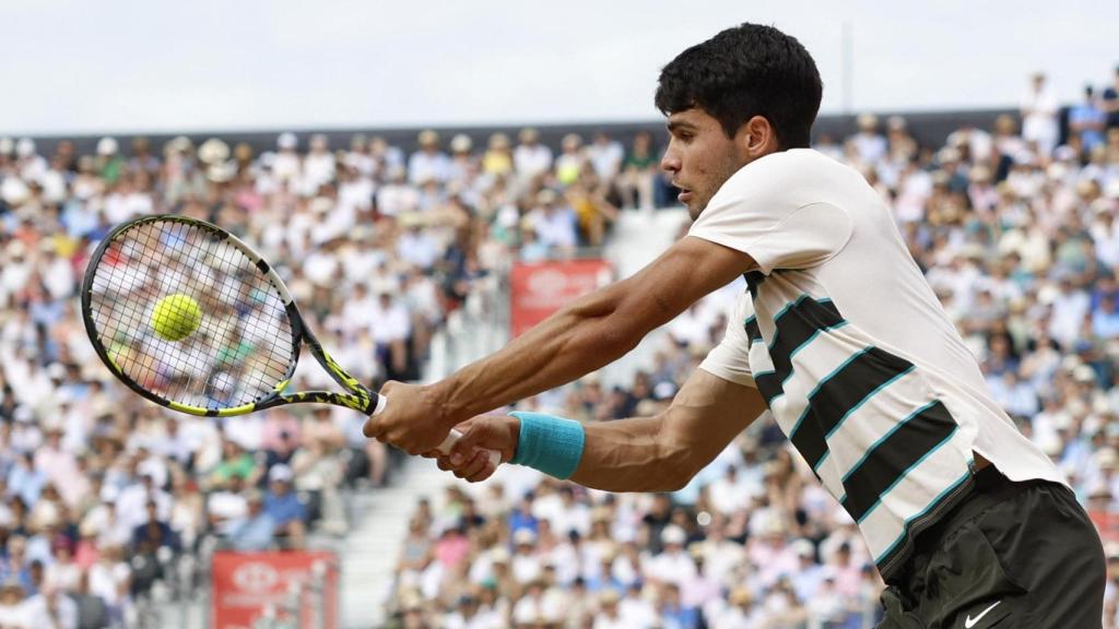 Carlos Alcaraz durante el partido ante Roberto Bautista.