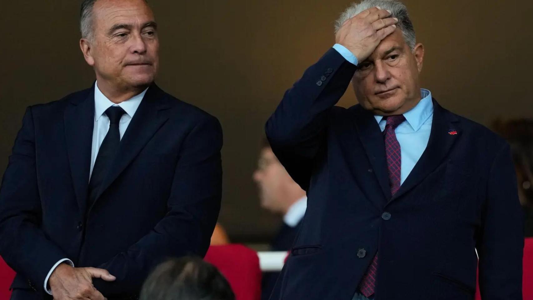 El presidente del Barça, Joan Laporta, y el vicepresidente deportivo, Rafa Yuste, durante el Inter-Barça