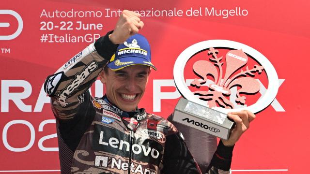 Marc Márquez celebra su victoria en el Gran Premio de Italia, en el circuito de Mugello.