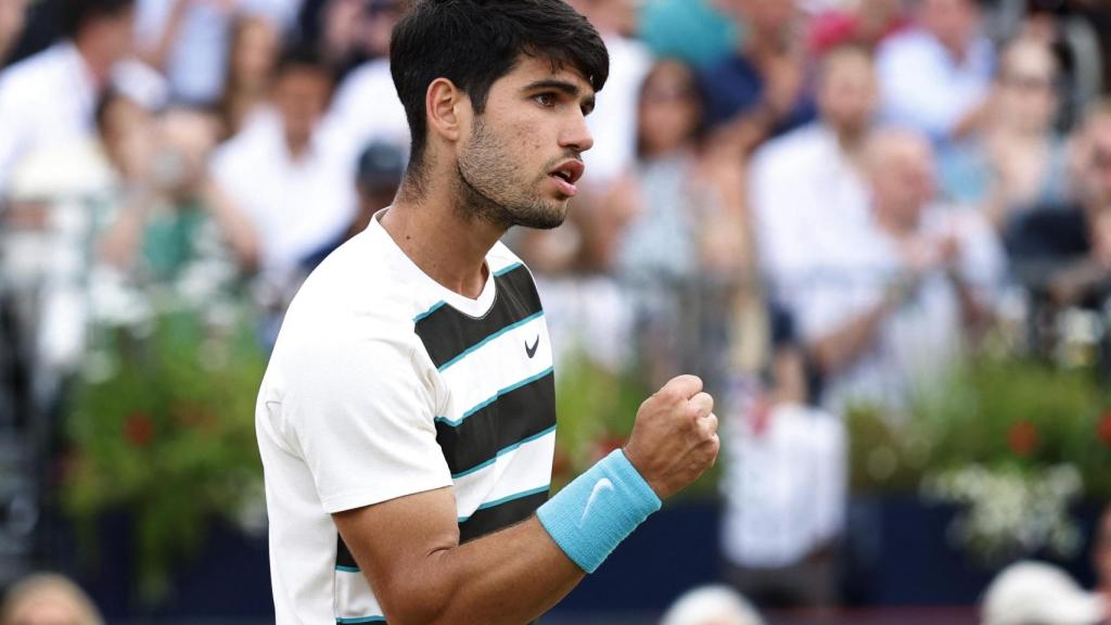 Carlos Alcaraz celebra uno de los puntos en la final del ATP 500 de Queen's.